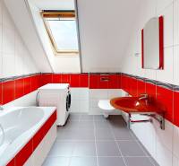 GRAHAMS-predaj-4-izb-zariadeneho-RD-Okruzna-Rovinka-Bathroom.jpg