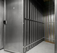 Kovová skladovací klec s perforovanými stěnami a betonovou podlahou v Bratislavě - Dúbravce.