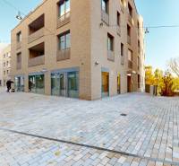 Budova na Floriánské ulici v Bratislavě - Starém Městě s obchodními prostory.