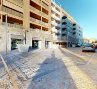 Novostavba na Floriánské ulici v Bratislavě - Starém Městě s obchodními prostory.