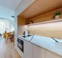 Kuchyně s bílou mramorovou deskou a podlahou s dřevěným dekorem v 1-pokojovém bytě.