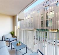 Balkon se sezením v 1-pokojovém bytě na Floriánské v Bratislavě - Starém Městě.