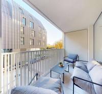 Balkon s křesly a stolkem v 1-pokojovém bytě na Floriánské ulici v Bratislavě.