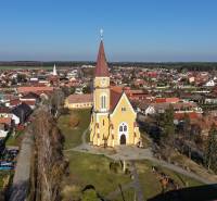 Kostel obklopený domy ve venkovské části Studienky, ideální pro Pozemky - bydlení.