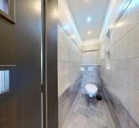 Koupelna v 3-pokojovém bytě s moderní sanitou a obklady.