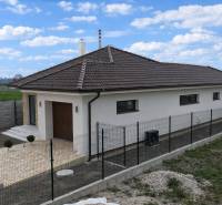 Rodinný dům na ulici Vojvodů Arpáda v Dunajské Stredě s tmavou střechou a oplocením.