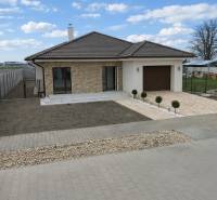 Rodinný dům na ul. Vojvodců Arpáda v Dunajské Stredě má garáž a zahradu.