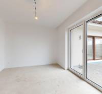 Interiér rodinného domu s východem na terasu a nenainstalovanou podlahou.