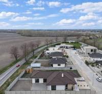 Exteriér rodinných domů na ulici Vojvodců Arpáda v Dunajské Stredě s okolní přírodou.