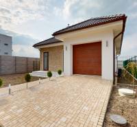 Rodinný dům na ul. Vojvodcu Arpáda v Dunajské Stredě se zámkovou dlažbou a dřevěnou bránou.