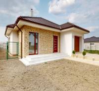 Rodinný dům v Dunajské Stredě na ul. Vojvodce Arpáda s cihlovou fasádou a dvěma vstupy.