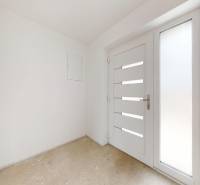 Vstupní chodba s moderními dveřmi v rodinném domě.