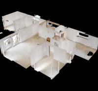 Půdorys rodinného domu se stěnami a otvory, bez nábytku a dekorací.