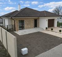 Rodinný dům na ul. Vojvodců Arpáda v Dunajské Stredě s cihlovým obkladem a garáží.