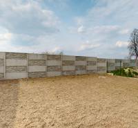 Rodinný dům na ul. Vojvodců Arpáda v Dunajské Stredě s betonovým plotem a zahradním domkem.