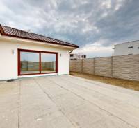 Rodinný dům na ul. Vojvodce Arpáda v Dunajské Stredě s terasou a plotem.