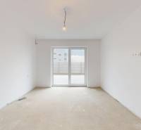 Světlá místnost se skleněnými dveřmi v rodinném domě.