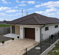 Rodinný dům na ul. Vojvodců Arpáda v Dunajské Stredě s garáží a dlážděným chodníkem.