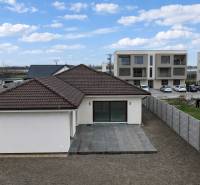 Rodinný dům na ul. Vojvodců Arpáda v Dunajské Stredě, s vydlážděnou terasou a zahradou.