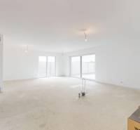 Prostorný interiér rodinného domu se zasouvacím prosklením a napojením na vytápění.