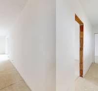 Interiér rodinného domu s bílými stěnami a přípravou na osvětlení.