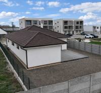 Rodinný dům na ulici Vůdců Arpáda v Dunajské Stredě s upraveným dvorem a dlažbou.