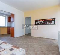 Interiér rodinného domu s kachličkovou podlahou, obrazem slonů a výhledem do kuchyně.