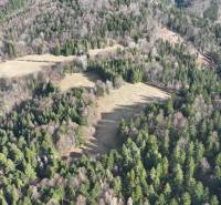 Zemědělské a lesní pozemky v Lazech pod Makytou, obklopené lesy a travnatými plochami.