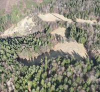 Letecký pohled na zemědělské a lesní pozemky v Lazy pod Makytou s lesy a loukami.