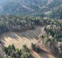 Letecký pohled na zemědělské a lesní pozemky v Lazy pod Makytou, obklopené hustým lesem.