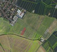 Letecký pohled na zemědělské a lesní pozemky v Práznovcích, mapované parcelní hranice.