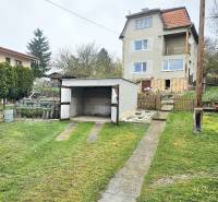 Rodinný dům v Horních Ozorovicích, Bánovce nad Bebravou, s garáží a zahradou.
