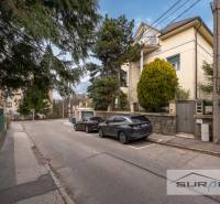 Omlouvám se, ale text, který jste poskytli, je nesouvislý a obsahuje neexistující slova, což ztěžuje jeho překlad. Mohli byste prosím poskytnout více kontextu nebo objasnit, co by měl text znamenat? Rád vám pomohu s překladem.