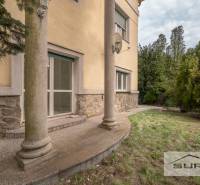 Exteriér domu s kamenným obložením a malou verandou na Krčméryho v Bratislavě - Staré Město.