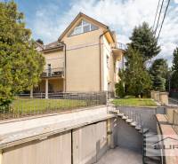 Žlutý dům se zahradou a garáží na Krčméryho ulici v Bratislavě - Starém Městě.