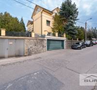 Ulice Krčméryho v Bratislavě - Staré Město s garážovým vjezdem a zaparkovanými auty.