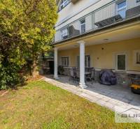 Zahrada s posezením u 4pokojového bytu na Krčméryho ulici, Bratislava - Staré Město.