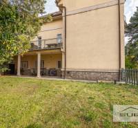 Budova s terasou a zahradou na ulici Krčméryho, Bratislava - Staré Město.