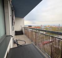 Balkon 2-pokojového bytu v Bratislavě - Ružinov, Ružinovská, s výhledem na město.