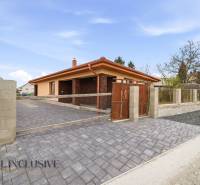 Rodinný dům v Horním Mýtě s cihlovým dekorem, zpevněnou příjezdovou cestou a upraveným dvorem.