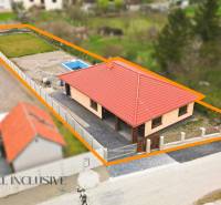 Rodinný dům v Horním Mýtě s červenou střechou a bazénem na dvoře.