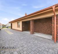 Rodinný dům v Horním Mýtě s cihlovou fasádou a dlážděným dvorem.