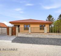 Rodinný dům v Horním Mýtě má oranžovou fasádu a červenou střechu.