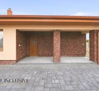 Rodinný dům v Horním Mýtě s cihlovým obkladem a dlážděným nádvořím.