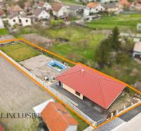 Rodinný dům v Horním Mýtě s bazénem, zahradou a červenou střechou.