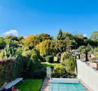 Bazén u rodinného domu v části Bratislava - Devín na Kozičově ulici.