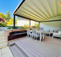 Terasa rodinného domu s posezením a pergolou na Kozičově ulici, Bratislava - Devín.