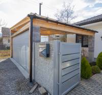 Brána a garáž u rodinného domu v Pružině s moderním architektonickým designem.