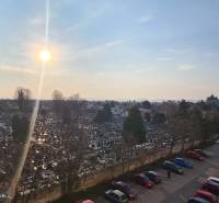 Výhled z 3pokojového bytu na ulici A. Kubinu v Trnavě, zachycující slunečný den.