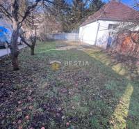 Zahrada v Senici s ovocnými stromy a trávníkem blízko gastro prostorů.